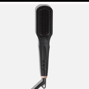 Amika straightening brush .